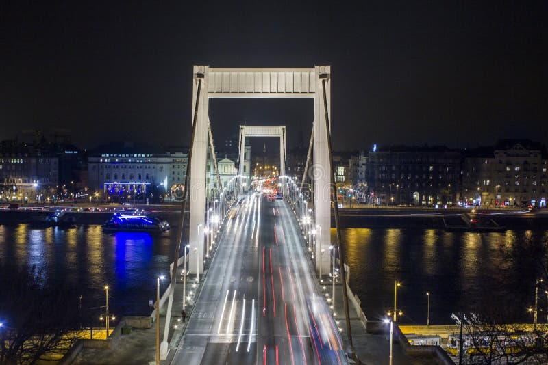 Puente de Elisabeth en Budapest en la noche fotos de archivo libres de regalías Puente de Elisabeth en Budapest en la noche fotos de archivo libres de regalías