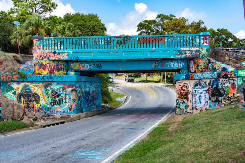 Puente De Graffitti En Pensacola La Florida Fotografía editorial - Imagen de colores, florida: 129684267 Puente De Graffitti En Pensacola La Florida Fotografía editorial - Imagen de colores, florida: 129684267
