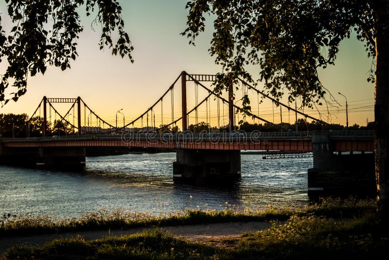 Puente de Kuznechevskaya en Arkhangelsk en la puesta del sol fotografía de archivo Puente de Kuznechevskaya en Arkhangelsk en la puesta del sol fotografía de archivo