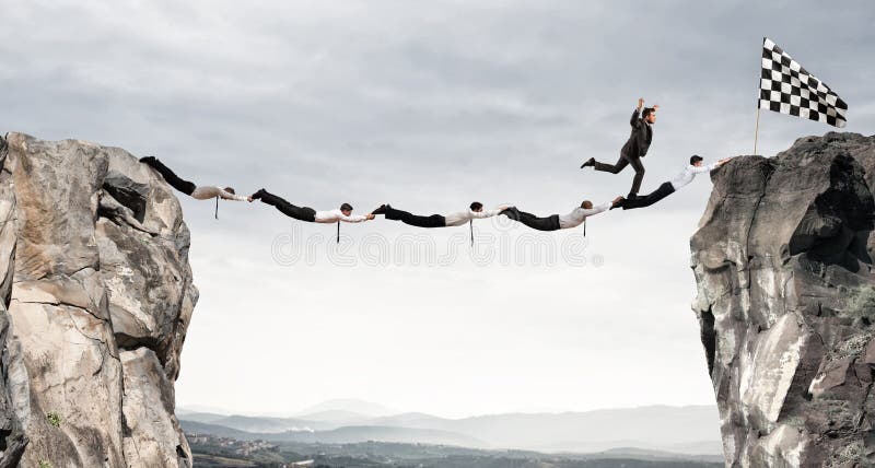 Puente de la ayuda de los hombres de negocios a conseguir a la bandera Concepto de la meta de negocio del logro foto de archivo libre de regalías Puente de la ayuda de los hombres de negocios a conseguir a la bandera Concepto de la meta de negocio del logro foto de archivo libre de regalías