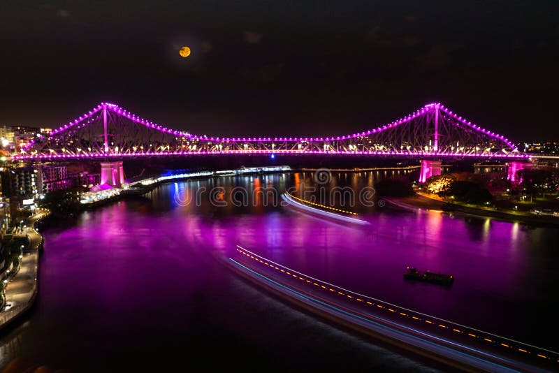 Puente de la historia en rosa debajo de la luna fotos de archivo Puente de la historia en rosa debajo de la luna fotos de archivo