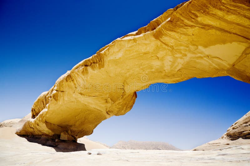 Puente de la roca en desierto del ron del lecho de un río seco fotografía de archivo libre de regalías Puente de la roca en desierto del ron del lecho de un río seco fotografía de archivo libre de regalías