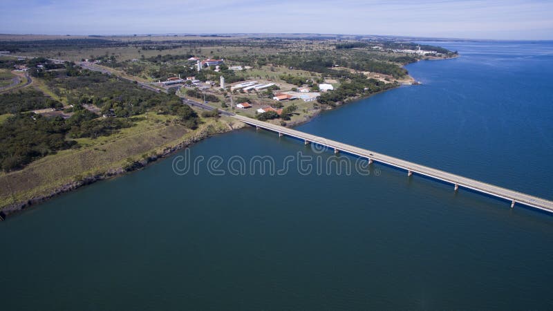 Puente de la visión aérea de la frontera de estado del grosso del mato con el st de Sao Paulo imagenes de archivo Puente de la visión aérea de la frontera de estado del grosso del mato con el st de Sao Paulo imagenes de archivo