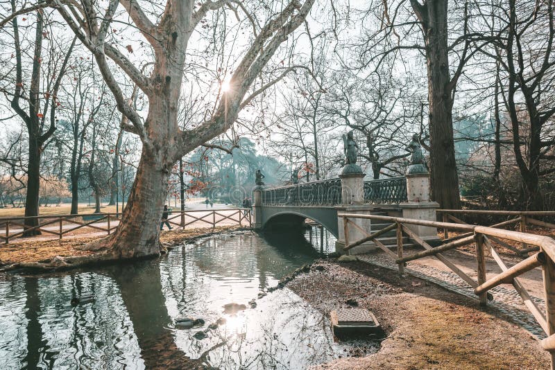 Puente de las sirenas en el parque de Sempione, Milán, Italia fotos de archivo libres de regalías Puente de las sirenas en el parque de Sempione, Milán, Italia fotos de archivo libres de regalías