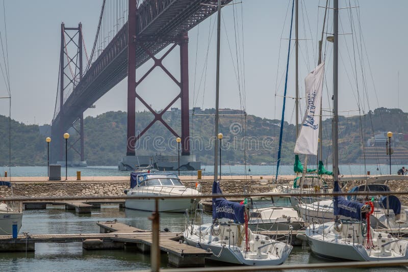 Puente de Lisboa del puerto deportivo fotografía de archivo libre de regalías Puente de Lisboa del puerto deportivo fotografía de archivo libre de regalías