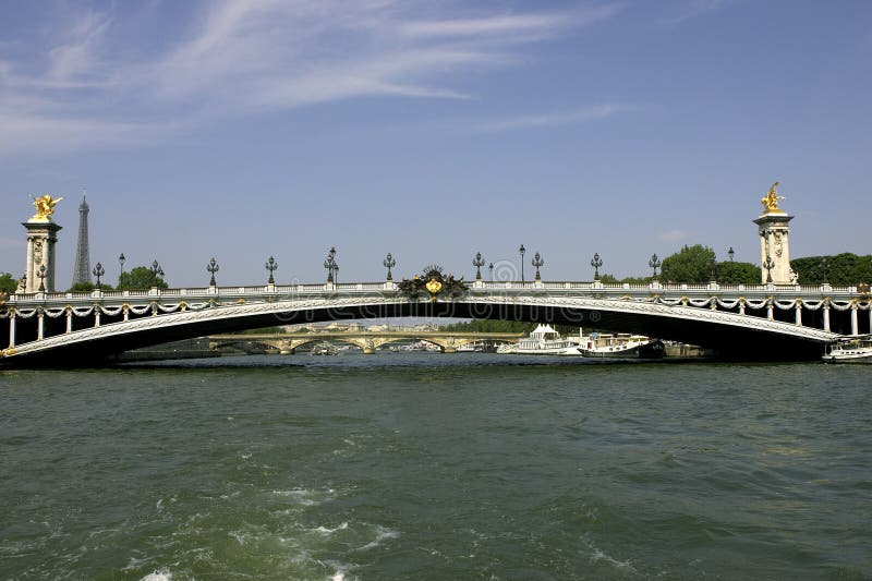 Puente de Pont Alejandro III sobre la jábega París Francia del río fotos de archivo libres de regalías Puente de Pont Alejandro III sobre la jábega París Francia del río fotos de archivo libres de regalías