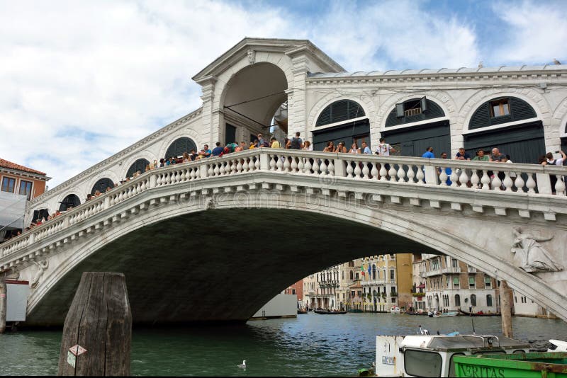 Puente de Rialto en Venecia - Italia foto de archivo libre de regalías Puente de Rialto en Venecia - Italia foto de archivo libre de regalías
