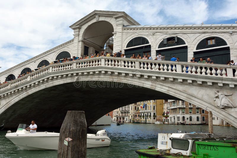 Puente de Rialto en Venecia - Italia imagenes de archivo Puente de Rialto en Venecia - Italia imagenes de archivo