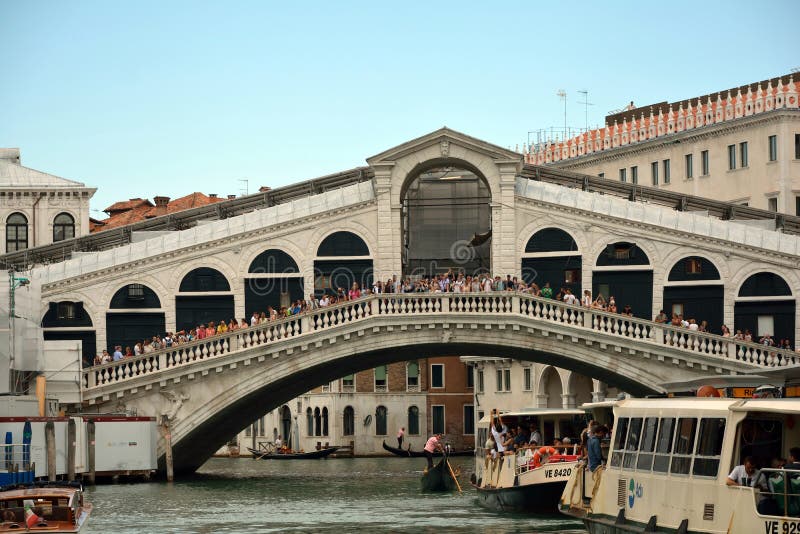 Puente de Rialto en Venecia - Italia fotos de archivo libres de regalías Puente de Rialto en Venecia - Italia fotos de archivo libres de regalías