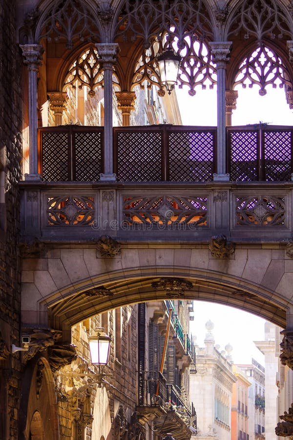 Puente de suspiros en el distrito viejo de Barri Gotic de la ciudad fotografía de archivo libre de regalías Puente de suspiros en el distrito viejo de Barri Gotic de la ciudad fotografía de archivo libre de regalías