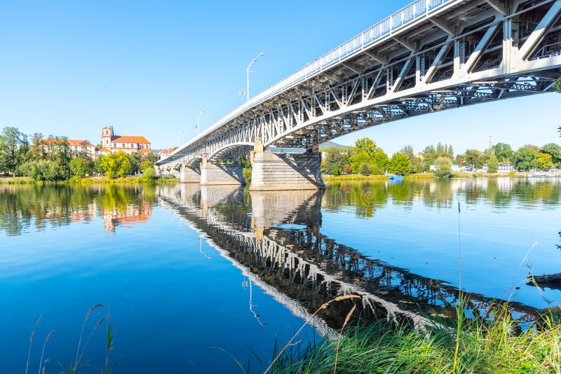 Puente de Tyrs sobre el río de Labe en Litomerice en el día de verano soleado, República Checa fotografía de archivo Puente de Tyrs sobre el río de Labe en Litomerice en el día de verano soleado, República Checa fotografía de archivo