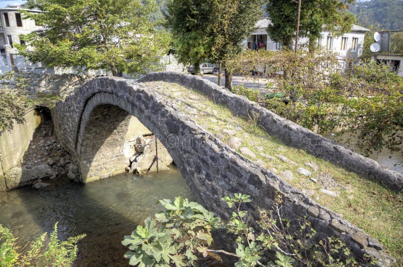 Puente del arco de la reina Tamara Adjara, Georgia