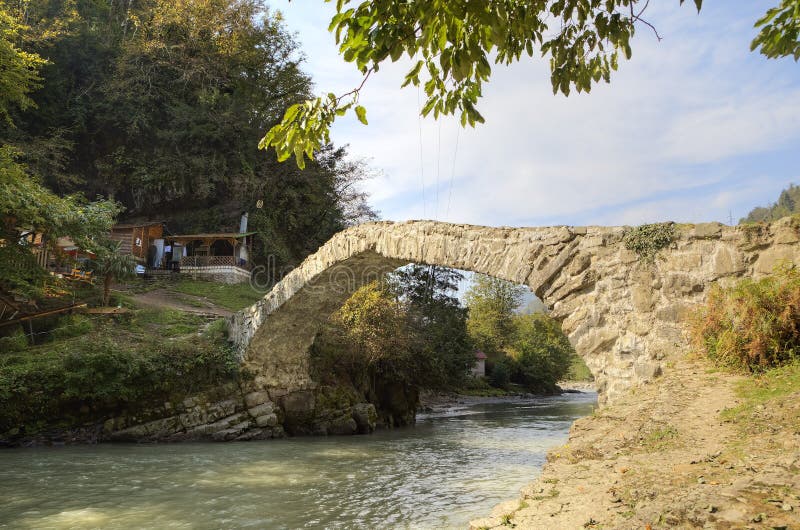 Puente del arco de la reina Tamara Adjara, Georgia