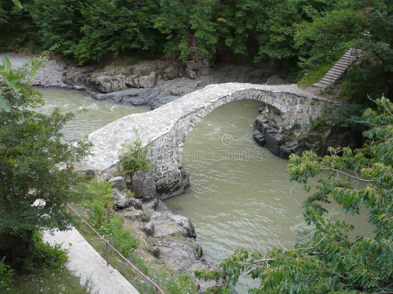 Puente del arco de la reina Tamara a través del río de Adzhariszkhali en Adjara, Georgia