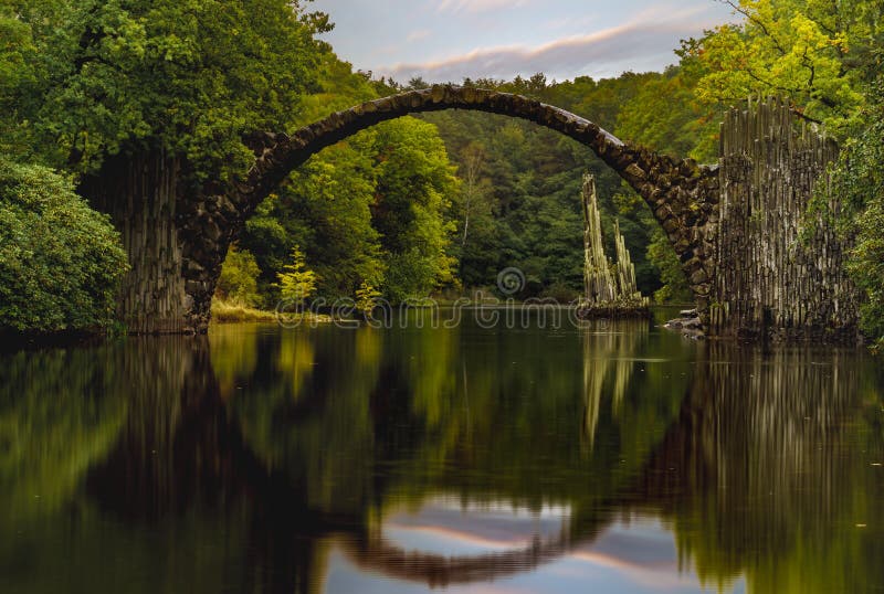 Puente del arco en Kromlau, Sajonia, Alemania Otoño colorido en germen imágenes de archivo libres de regalías Puente del arco en Kromlau, Sajonia, Alemania Otoño colorido en germen imágenes de archivo libres de regalías