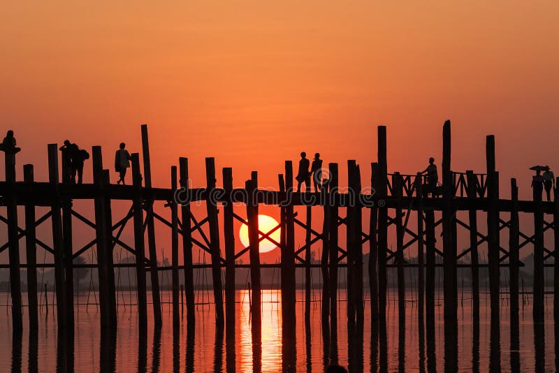 Puente del bein de U en la puesta del sol Amarapura, Mandalay, Myanmar. foto de archivo libre de regalías Puente del bein de U en la puesta del sol Amarapura, Mandalay, Myanmar. foto de archivo libre de regalías