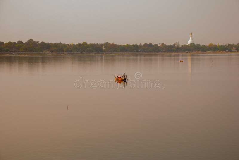 Puente del bein del paisaje U de la señal, lago Taungthaman, Amarapura, ciudad de Mandalay de Myanmar birmania imagen de archivo libre de regalías Puente del bein del paisaje U de la señal, lago Taungthaman, Amarapura, ciudad de Mandalay de Myanmar birmania imagen de archivo libre de regalías