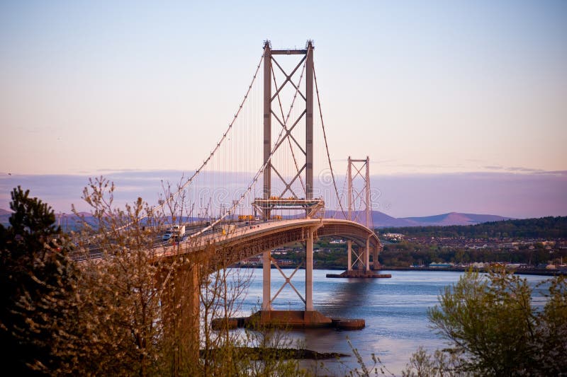 Puente del camino a través del brazo de mar de adelante imagen de archivo libre de regalías Puente del camino a través del brazo de mar de adelante imagen de archivo libre de regalías