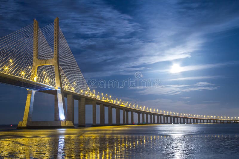 Puente del Gama de Vasco DA en la oscuridad
