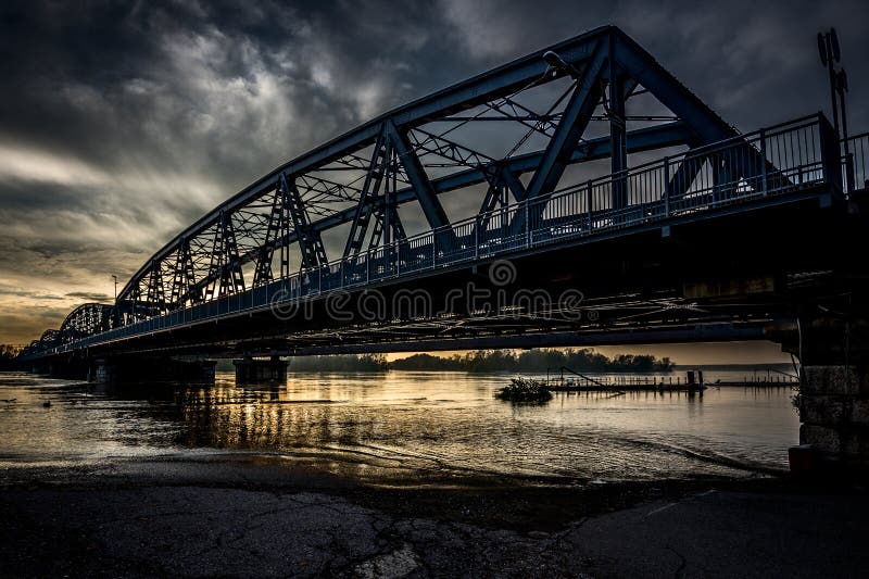 Puente del hierro sobre el río imagenes de archivo Puente del hierro sobre el río imagenes de archivo