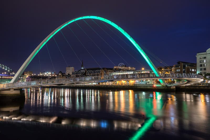 Puente del milenio en el muelle de Gateshead imágenes de archivo libres de regalías Puente del milenio en el muelle de Gateshead imágenes de archivo libres de regalías