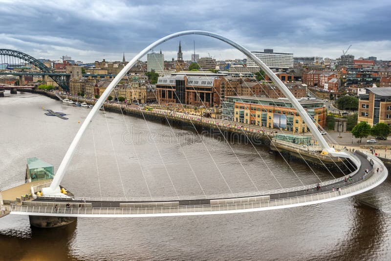 Puente del milenio en el muelle de Gateshead foto de archivo Puente del milenio en el muelle de Gateshead foto de archivo