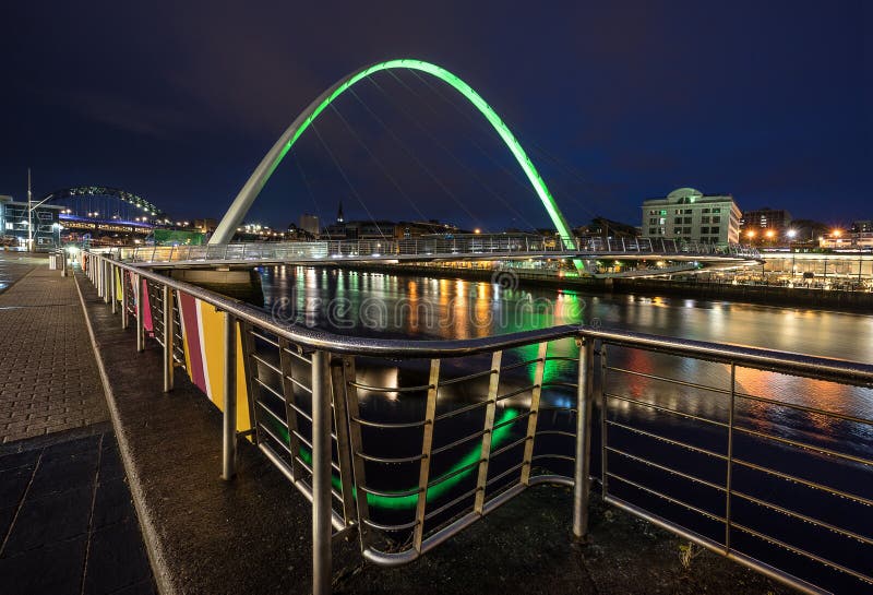 Puente del milenio en el muelle de Gateshead fotografía de archivo libre de regalías Puente del milenio en el muelle de Gateshead fotografía de archivo libre de regalías