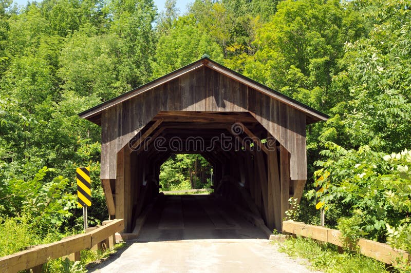 Puente del molino del grano para moler fotografía de archivo libre de regalías Puente del molino del grano para moler fotografía de archivo libre de regalías