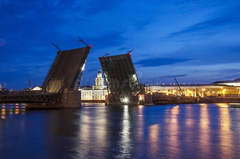 Aumento Del Puente Del Palacio Foto de archivo Imagen de paso, famoso
