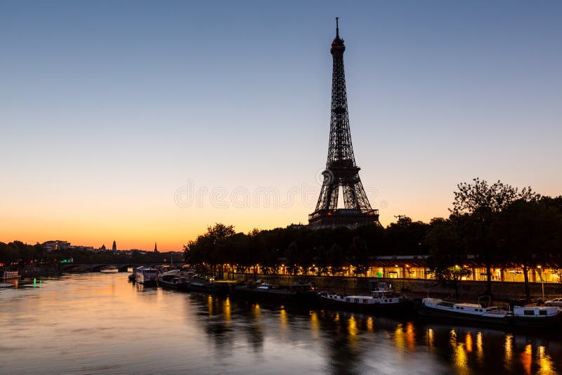 Puente en el amanecer, París de la torre Eiffel y del d'Iena fotos de archivo Puente en el amanecer, París de la torre Eiffel y del d'Iena fotos de archivo