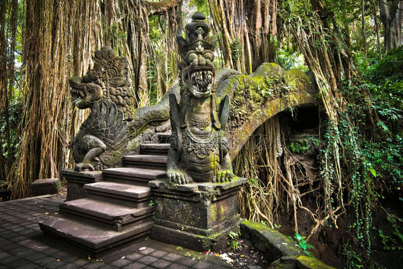 Puente en el mono Forest Sanctuary en Ubud, Bali, Indonesia
