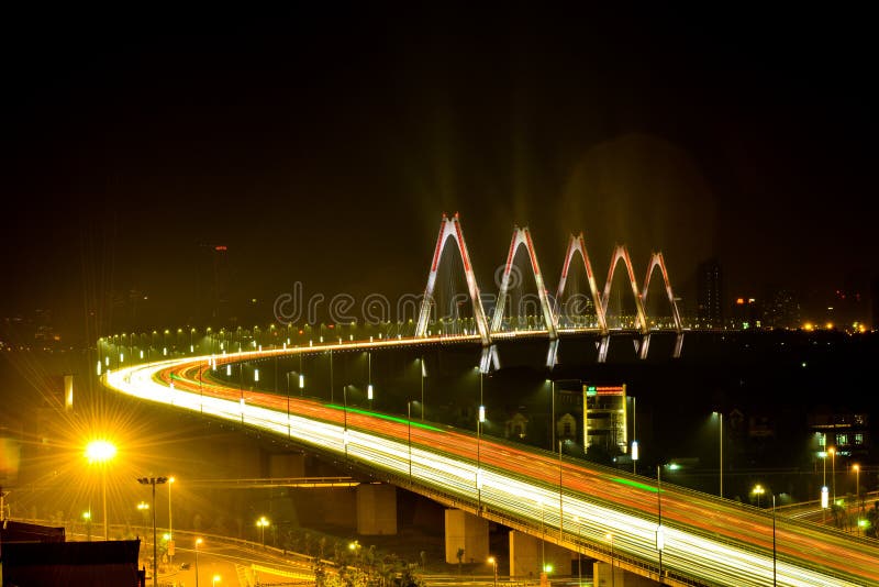 Puente en la noche, Hanoi, Vietnam de Nhat Tan