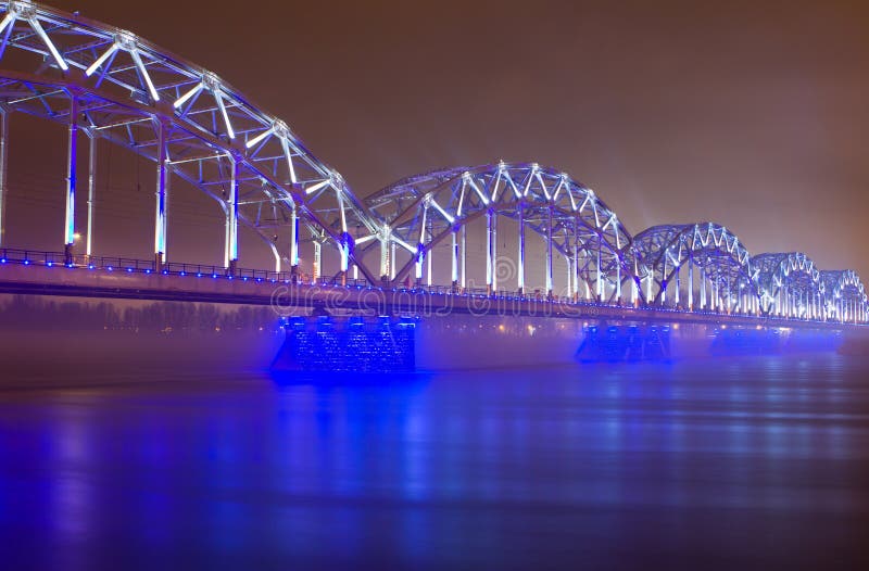 Puente ferroviario en la noche en Riga