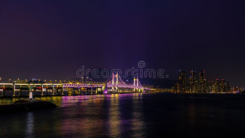 Puente hermoso de Gwangan en Busán en la noche, Corea del Sur fotos de archivo libres de regalías Puente hermoso de Gwangan en Busán en la noche, Corea del Sur fotos de archivo libres de regalías