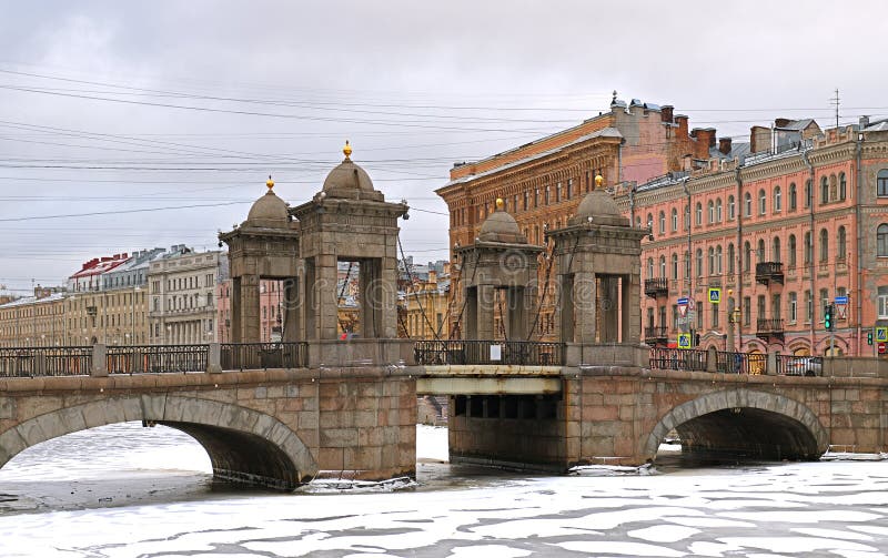 Puente lomonosov a través del río fontanka mejor preservado de puentes móviles remolcados que solían ser típicos de san petersburg
