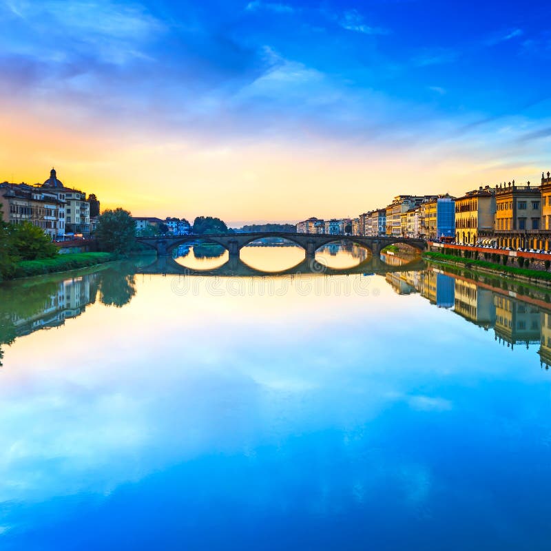 Puente medieval de Carraia en el río de Arno, paisaje de la puesta del sol Florenc fotografía de archivo libre de regalías Puente medieval de Carraia en el río de Arno, paisaje de la puesta del sol Florenc fotografía de archivo libre de regalías