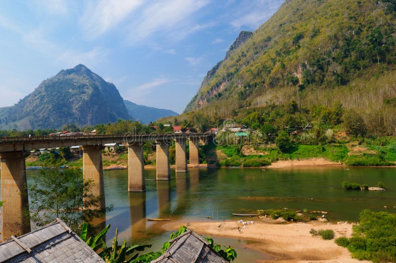 Puente mega del khiaw de Nong, Nong Khiaw, Laos fotografía de archivo Puente mega del khiaw de Nong, Nong Khiaw, Laos fotografía de archivo