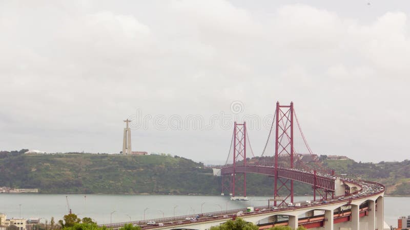 Puente metálico rojo de la suspensión, barco de cruceros, Lisboa céntrica, timelapse HD almacen de metraje de vídeo