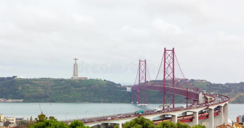 Puente metálico rojo de la suspensión en Lisboa, coches que se mueven, vídeo del timelapse 4k almacen de metraje de vídeo