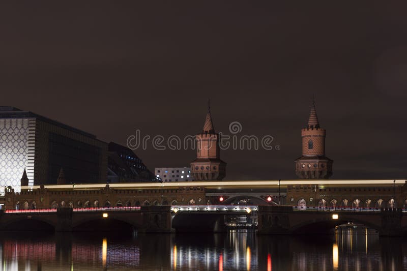 Puente Oberbaumbruecke en Berlín, Kreuzberg de Oberbaum en la noche foto de archivo Puente Oberbaumbruecke en Berlín, Kreuzberg de Oberbaum en la noche foto de archivo