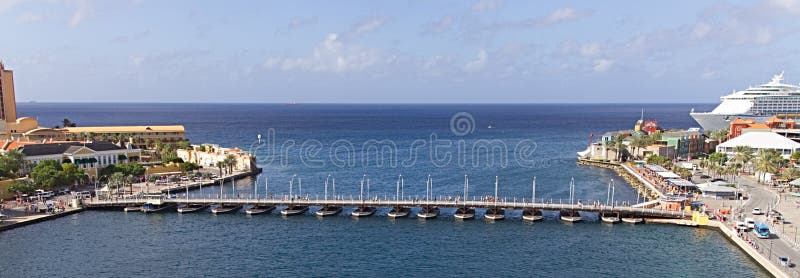 Puente peatonal de la reina Emma en curaçao imágenes de archivo libres de regalías Puente peatonal de la reina Emma en curaçao imágenes de archivo libres de regalías