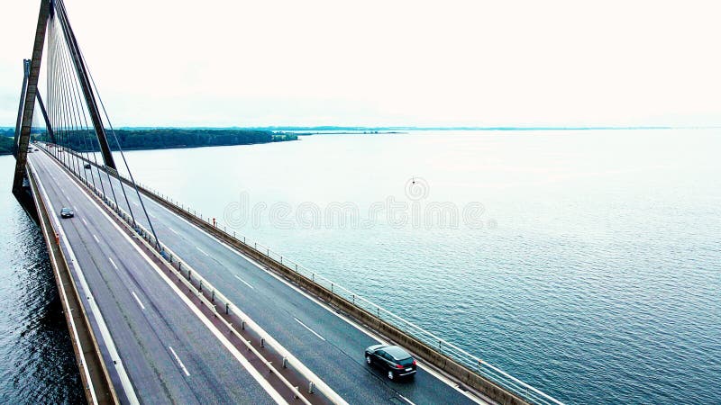 Puente El Mar Con Coches Y Que Conducen Sobre él. Foto de archivo - Imagen de grande, puente: 198428162
