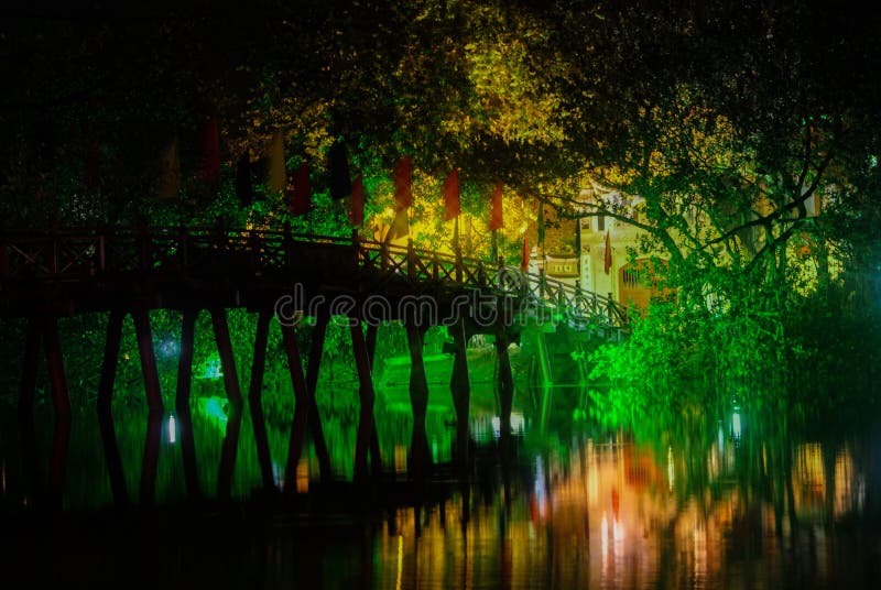 Puente rojo en el lago Hoan Kiem en la noche, ha de Noi, Vietnam foto de archivo Puente rojo en el lago Hoan Kiem en la noche, ha de Noi, Vietnam foto de archivo