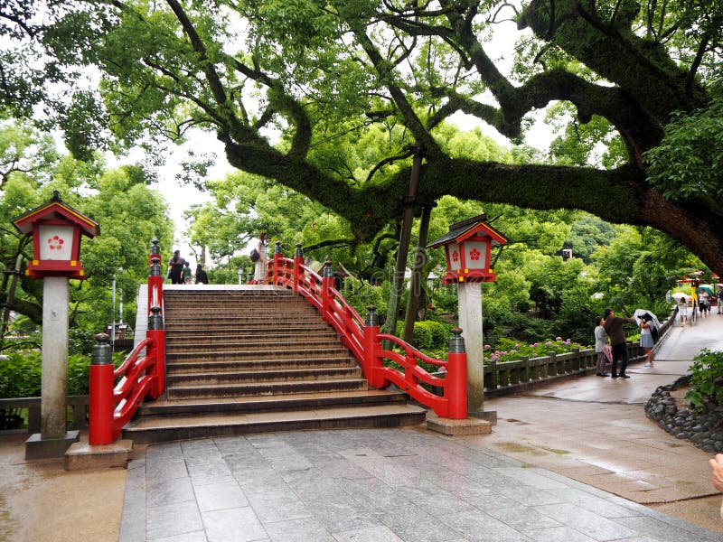 Puente rojo en la capilla de Dazaifu en Fukuoka imagenes de archivo Puente rojo en la capilla de Dazaifu en Fukuoka imagenes de archivo