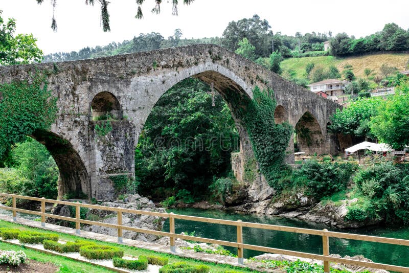 Puente romano construido a finales de siglo XIII foto de archivo Puente romano construido a finales de siglo XIII foto de archivo