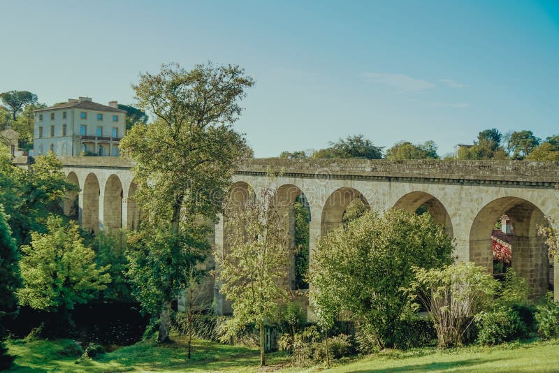 Puente romano viejo en la ciudad de Clisson en el viñedo cerca de la ciudad de Nantes, Bretaña, Francia la arquitectura típica de imagen de archivo Puente romano viejo en la ciudad de Clisson en el viñedo cerca de la ciudad de Nantes, Bretaña, Francia la arquitectura típica de imagen de archivo