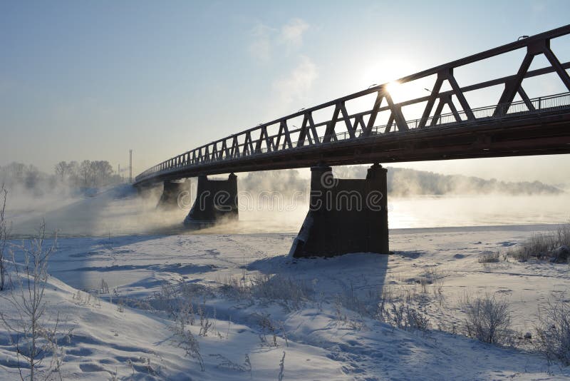 Puente sobre el río, que no congela Escena del invierno imagenes de archivo Puente sobre el río, que no congela Escena del invierno imagenes de archivo