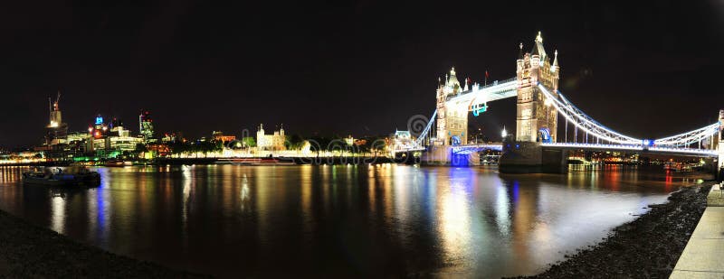 Puente sobre panorama de la noche del río de Thames, Reino Unido de Londres imágenes de archivo libres de regalías Puente sobre panorama de la noche del río de Thames, Reino Unido de Londres imágenes de archivo libres de regalías