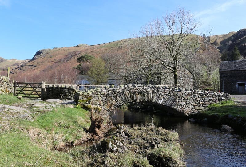 Puente tradicional del caballo de carga, Watendlath, Cumbria foto de archivo libre de regalías Puente tradicional del caballo de carga, Watendlath, Cumbria foto de archivo libre de regalías