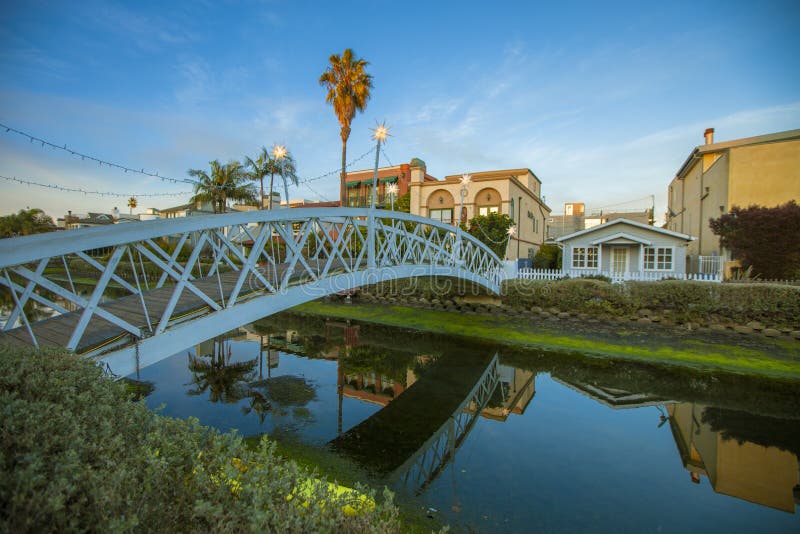 Puente a través de los canales en la playa de Venecia, California